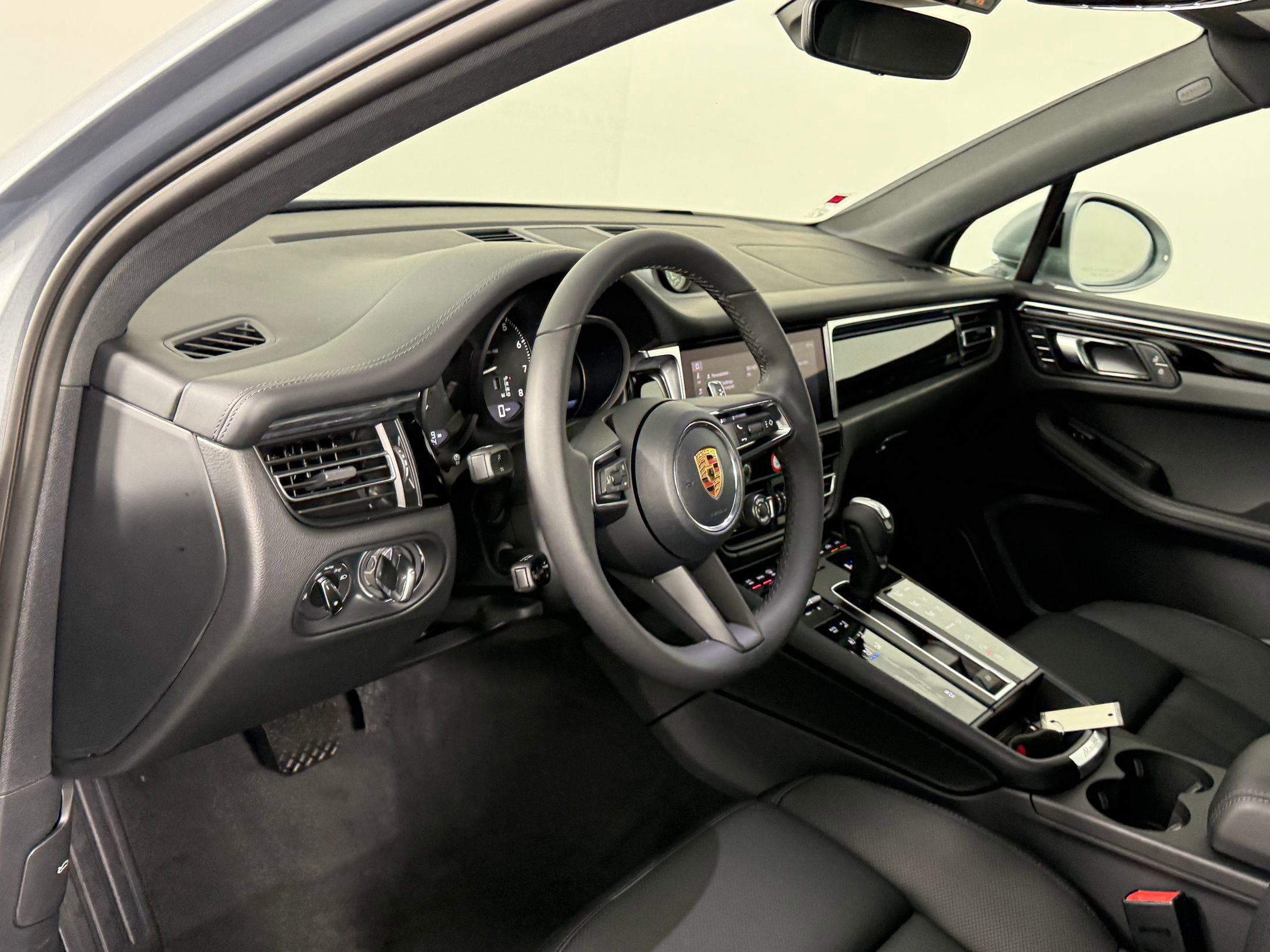 Certified 2026 Porsche Macan AWD/4WD image 4