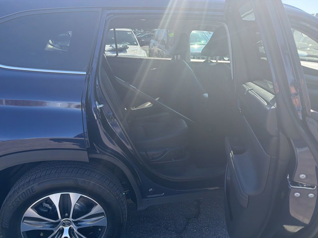 Used 2021 Toyota Highlander XLE image 15