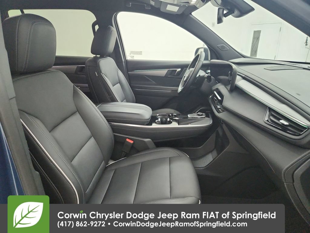 Used 2025 Buick Enclave Preferred AWD/4WD image 32