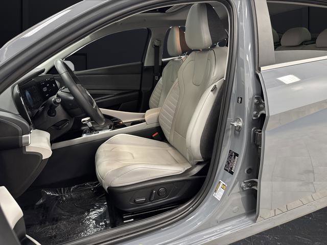 Used 2023 Hyundai Elantra Limited image 4