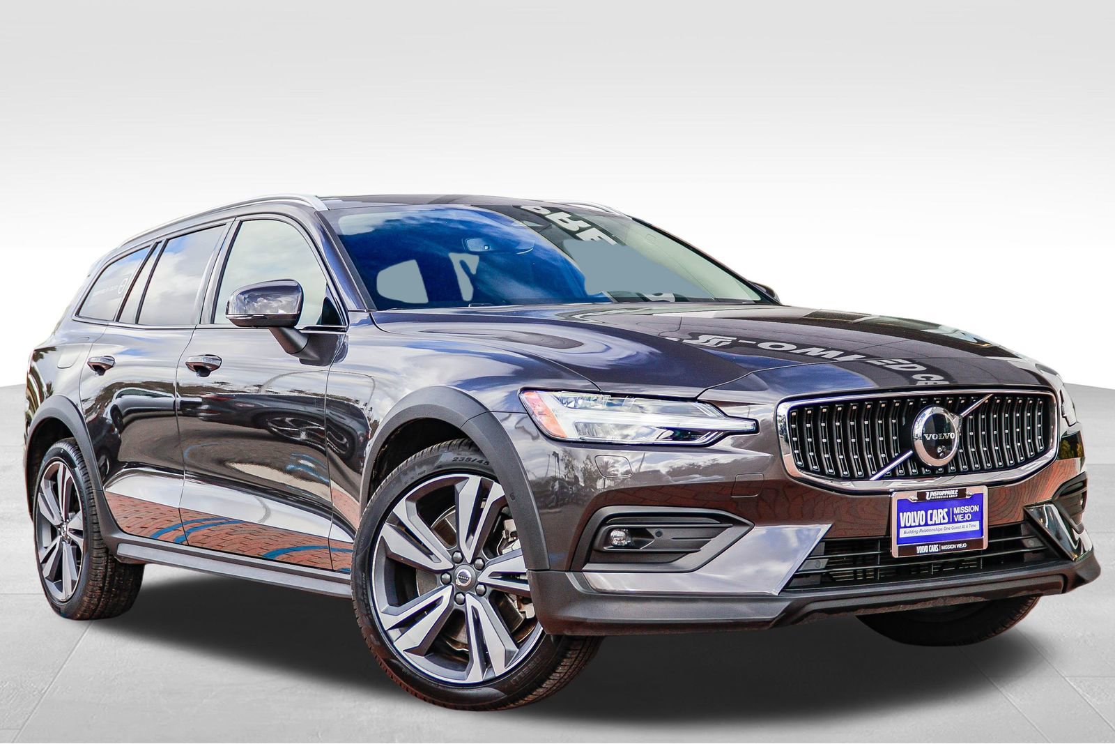 Used 2025 Volvo V60 B5 Cross Country Plus image 32