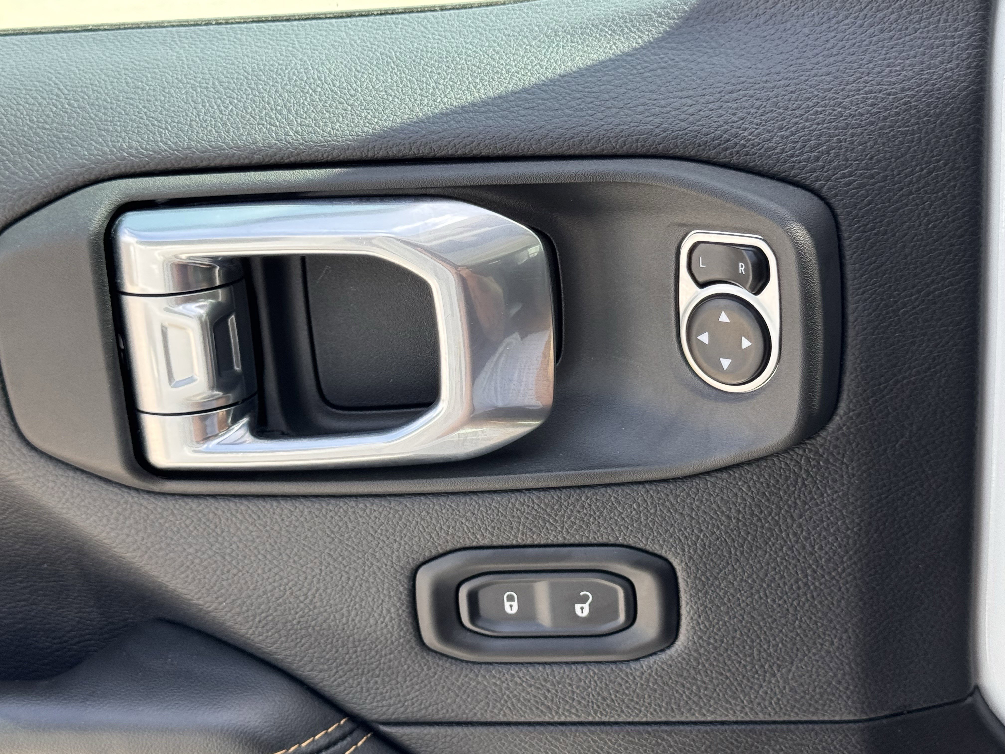 Used 2025 Jeep Wrangler Sahara image 27