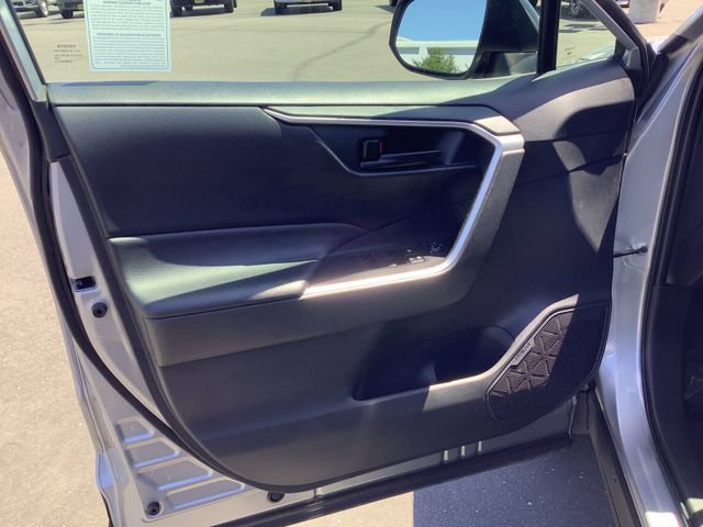 Used 2022 Toyota RAV4 LE AWD/4WD image 9
