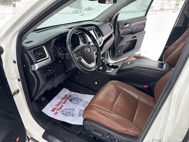 Used 2017 Toyota Highlander Limited AWD/4WD image 16