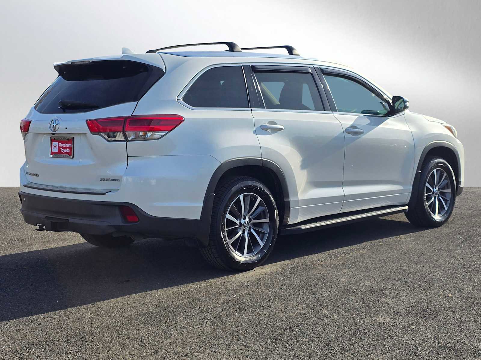 Used 2018 Toyota Highlander XLE image 3