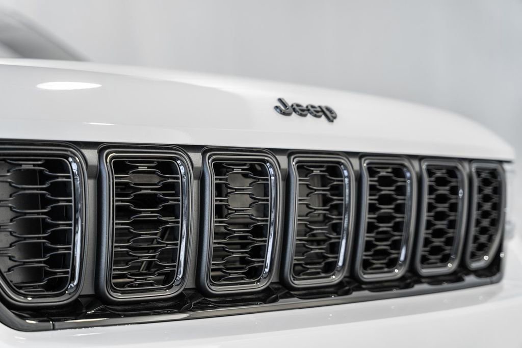 New 2025 Jeep Grand Cherokee Altitude image 11
