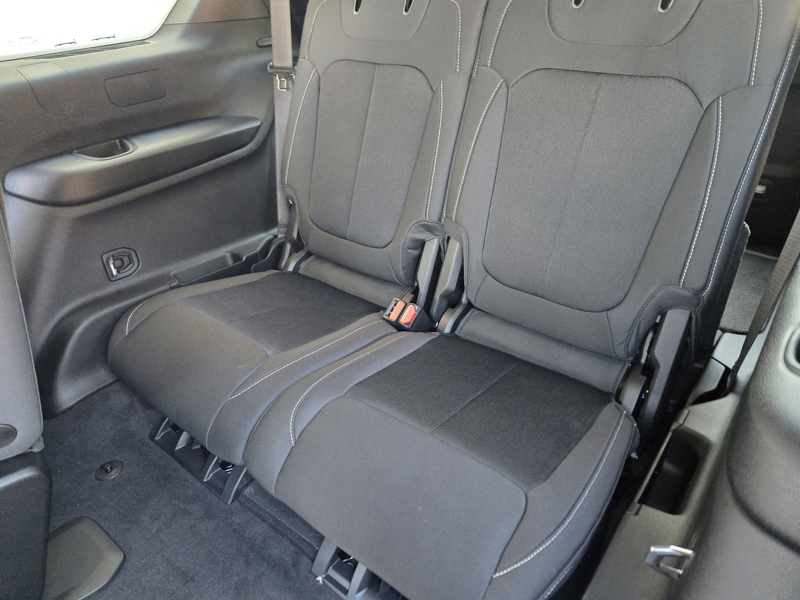 New 2025 Jeep Grand Cherokee L Laredo image 24