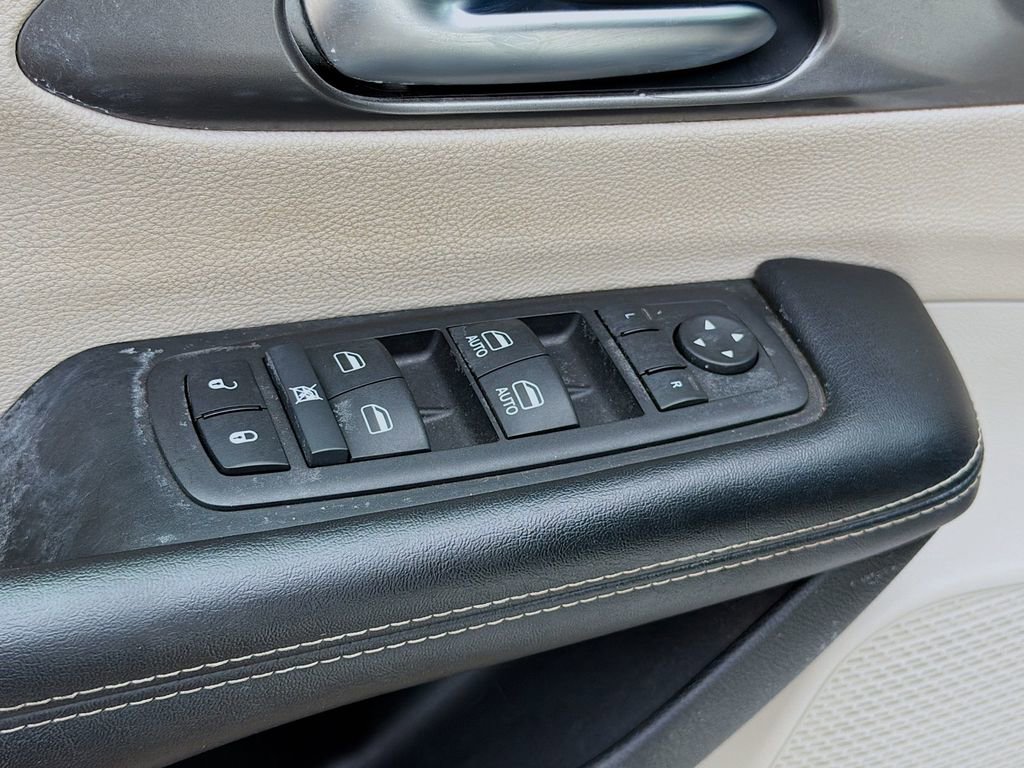 Used 2022 Chrysler Pacifica Touring-L image 24