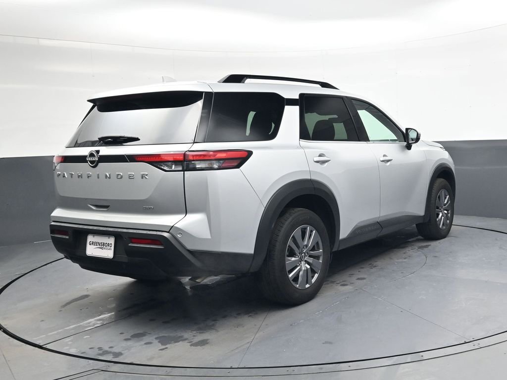 Used 2025 Nissan Pathfinder SV image 4