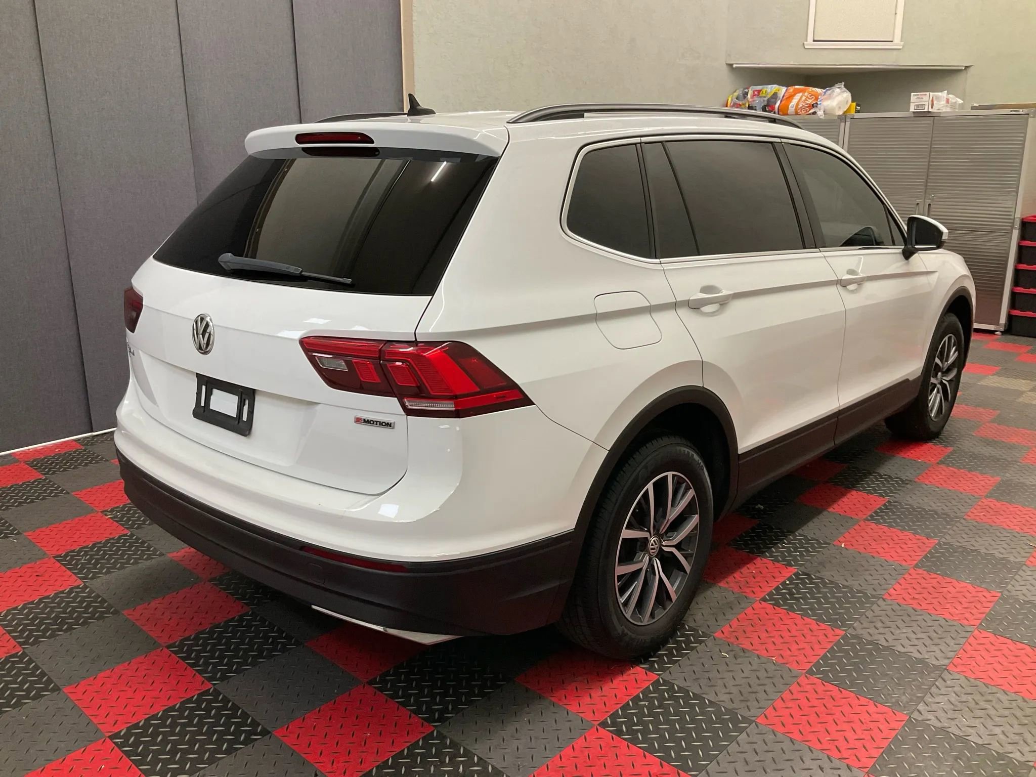 Used 2019 Volkswagen Tiguan SE w/ Panoramic Sunroof Package image 3
