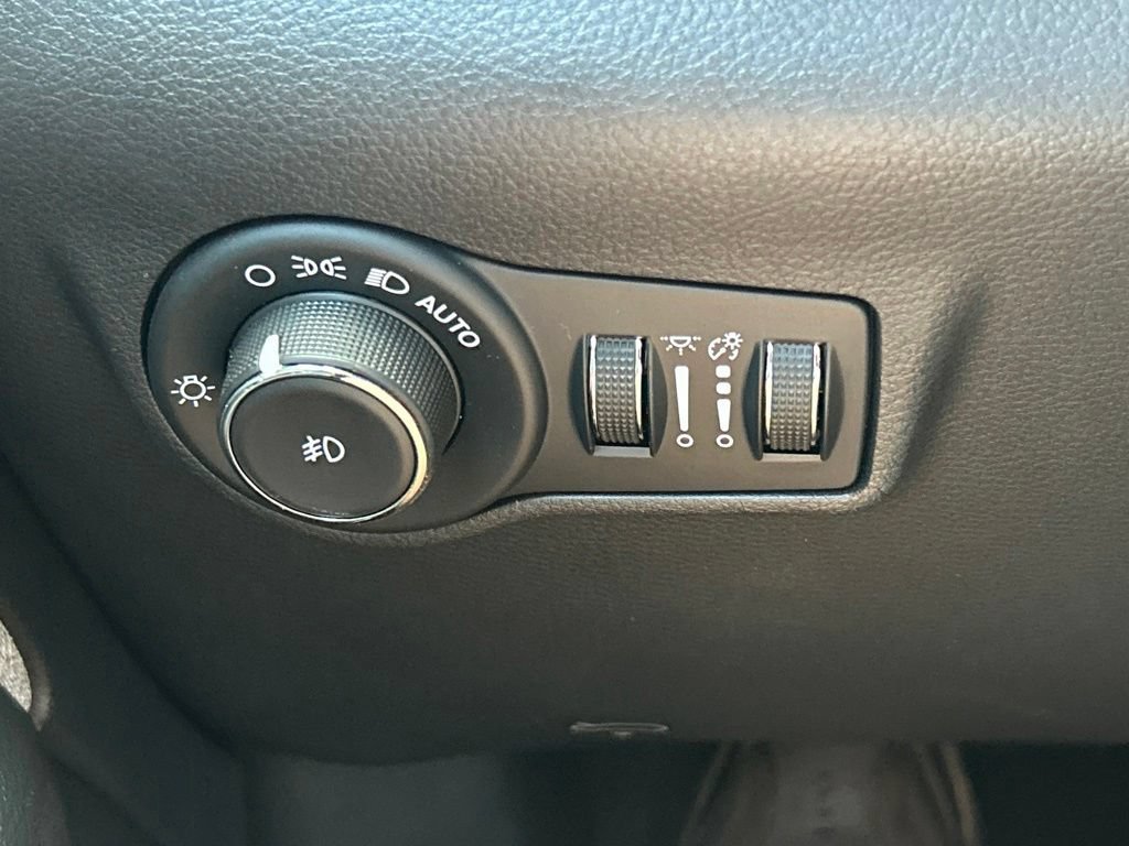 Used 2023 Jeep Compass Latitude w/ Convenience Group AWD/4WD image 29