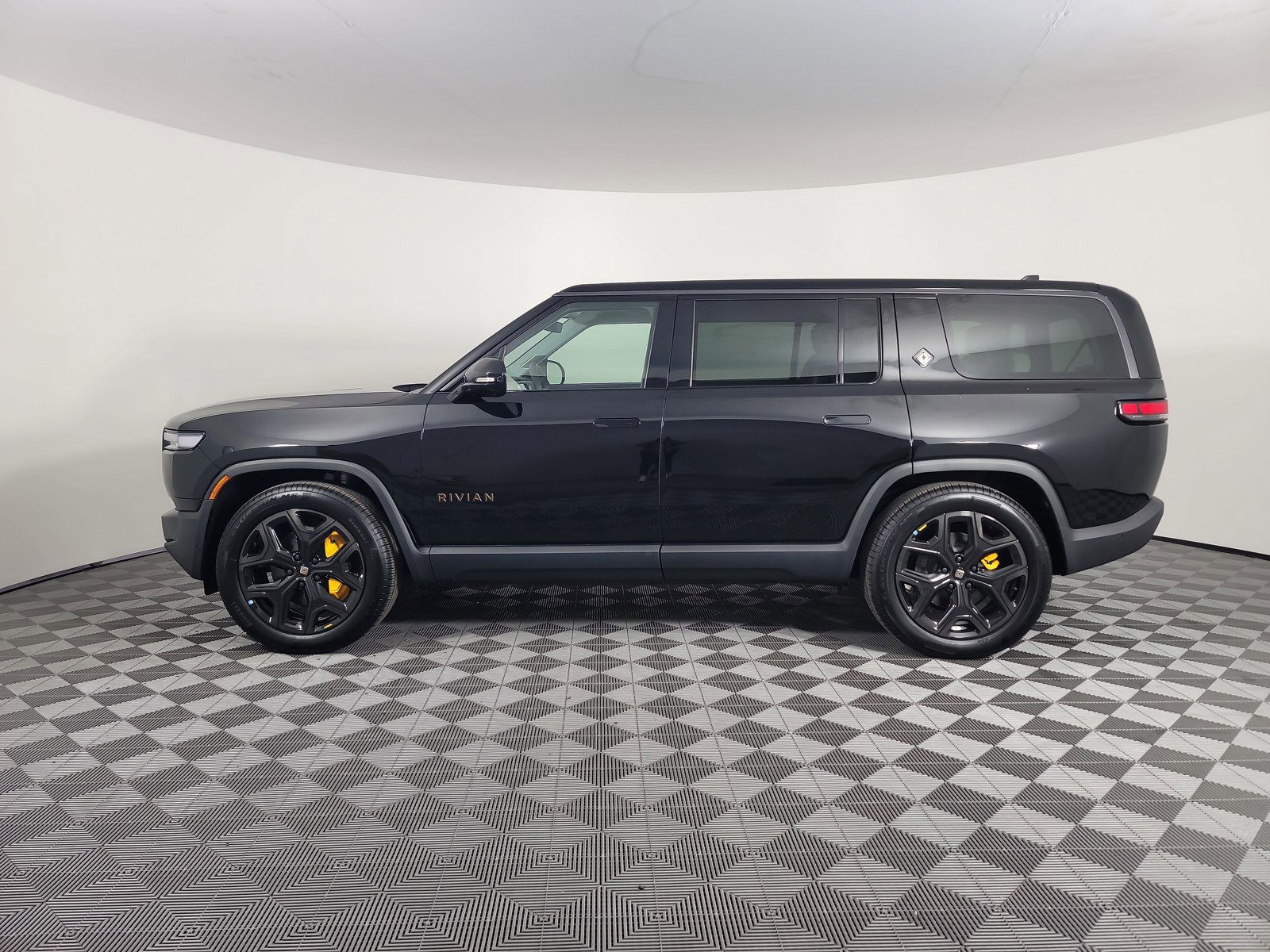 Used 2025 Rivian R1S Premium image 2