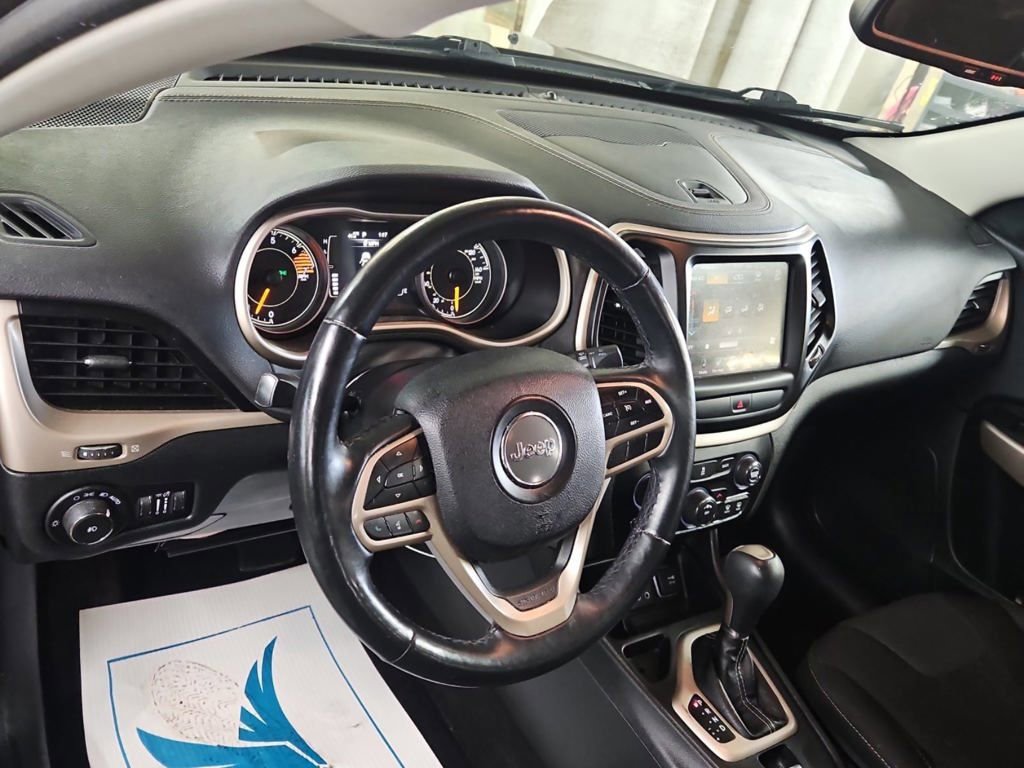 Used 2017 Jeep Cherokee Latitude w/ Cold Weather Group FWD image 10