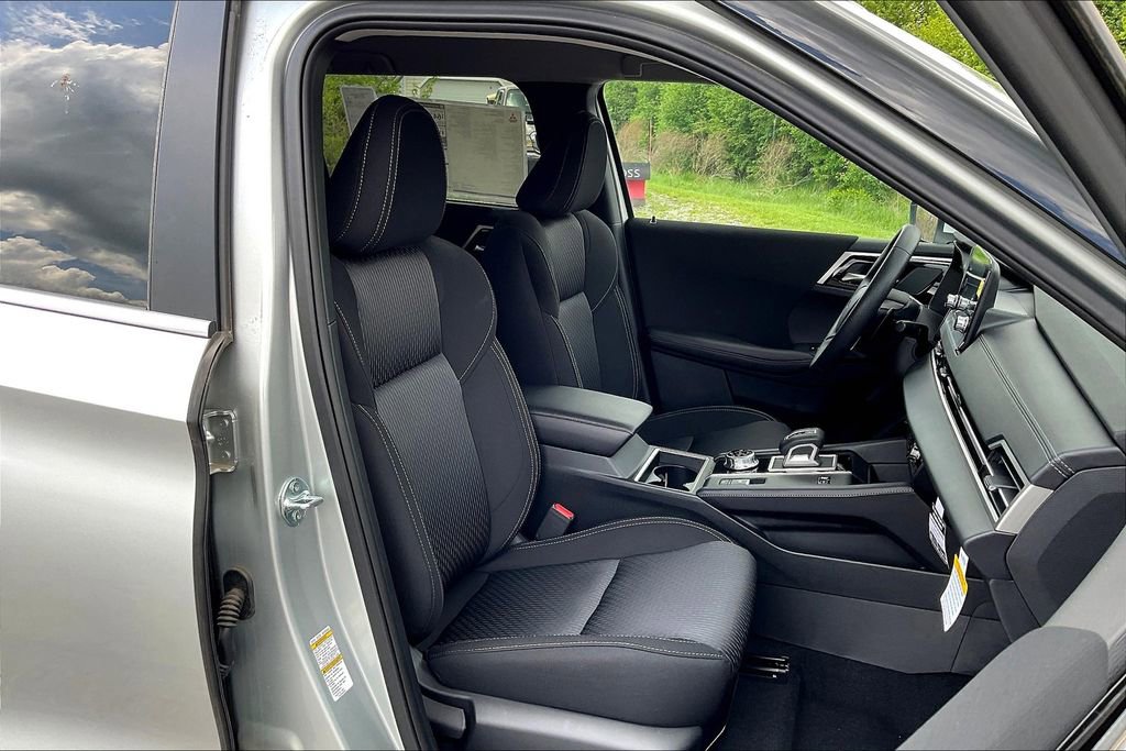 New 2025 Mitsubishi Outlander ES image 8
