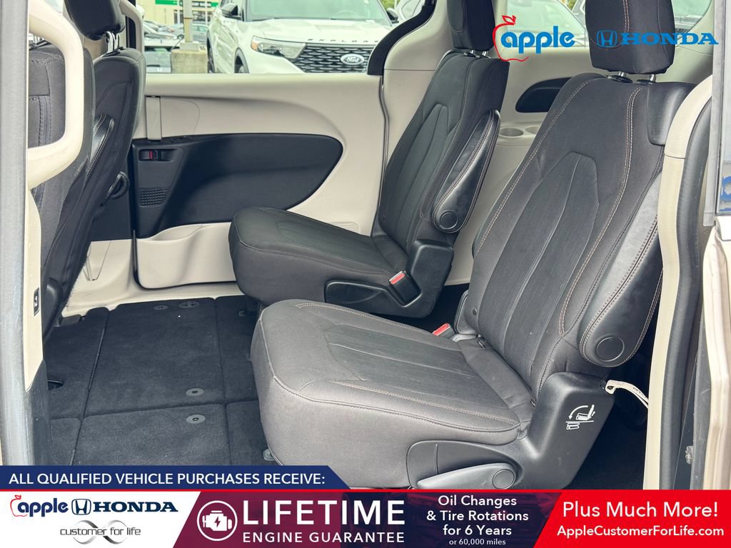 Used 2017 Chrysler Pacifica Touring FWD image 18