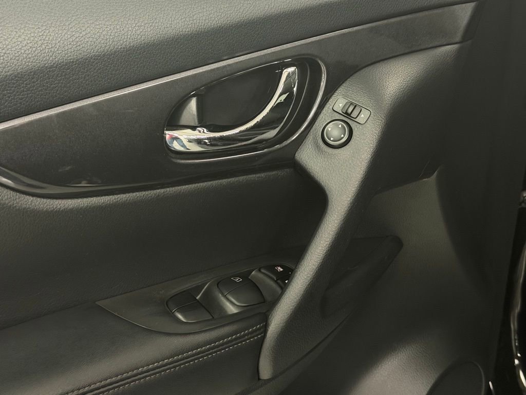 Used 2018 Nissan Rogue SV image 14