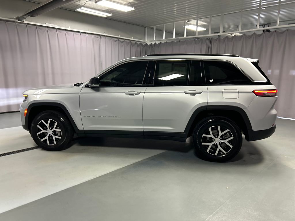 Used 2025 Jeep Grand Cherokee Limited image 4
