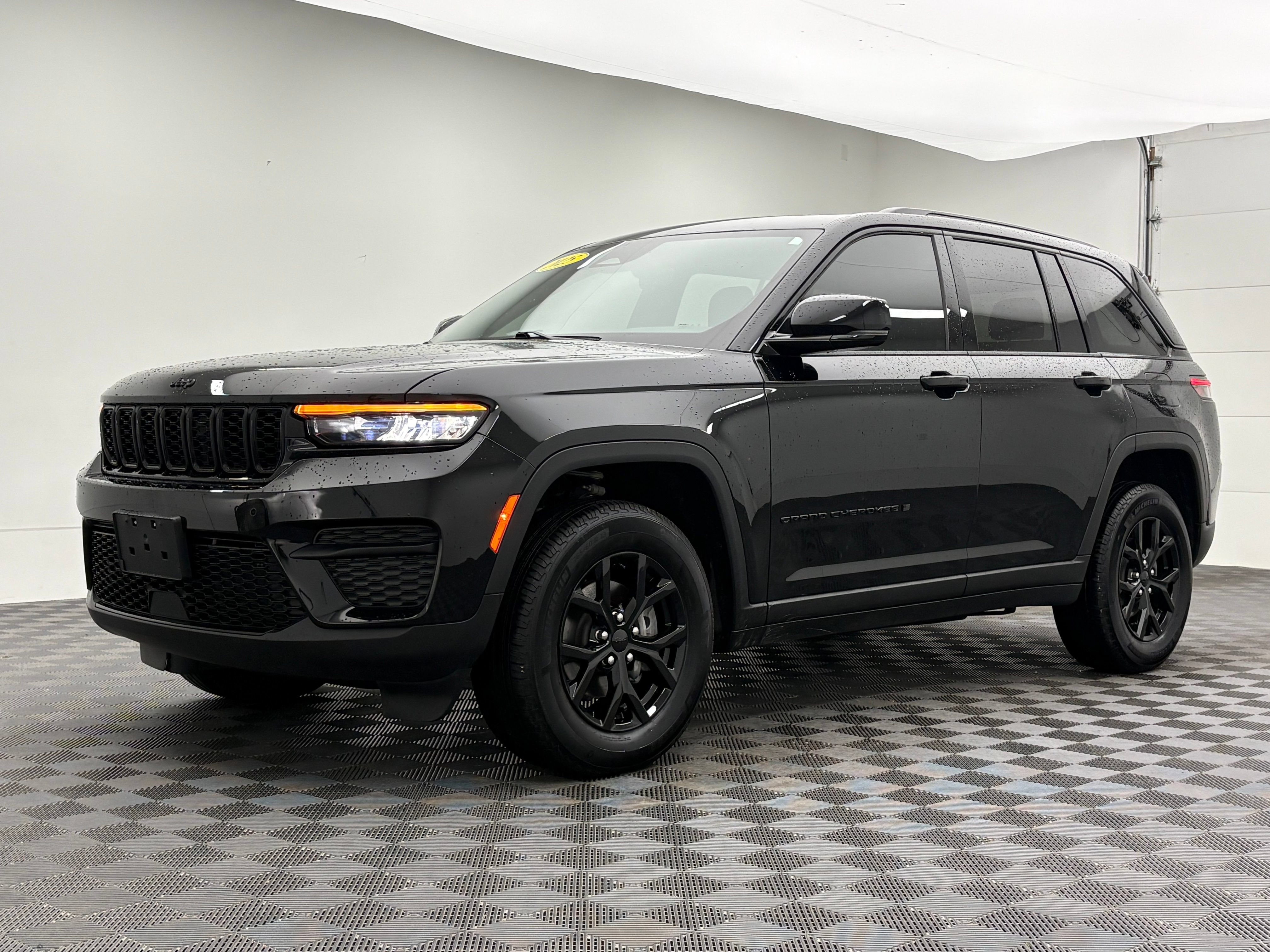 Used 2025 Jeep Grand Cherokee Altitude AWD/4WD image 2