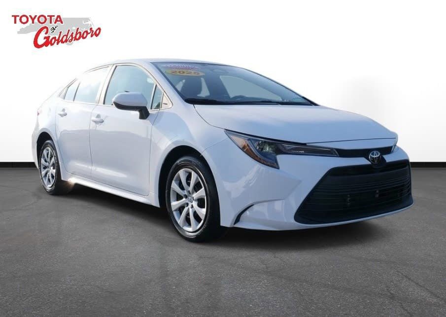 Used 2025 Toyota Corolla LE image 3