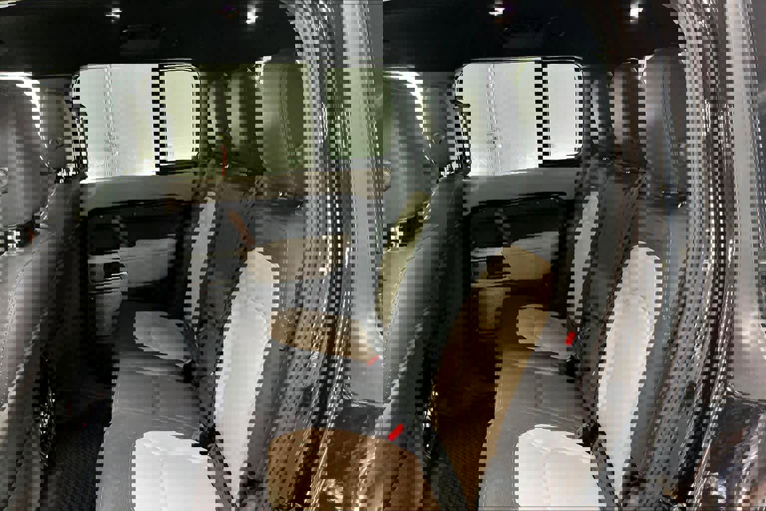 Used 2023 Land Rover Defender 130 X-Dynamic SE image 28