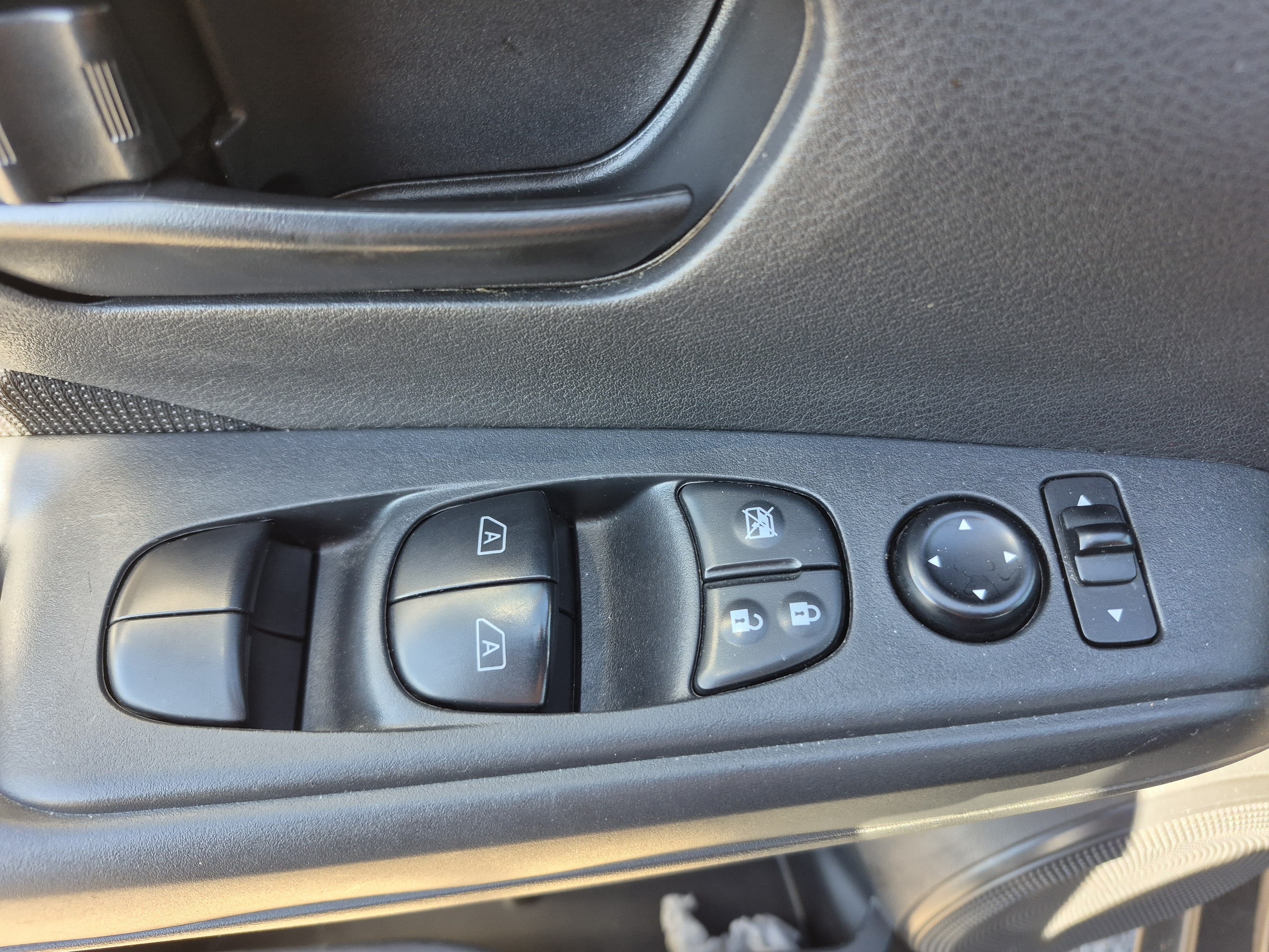 Used 2024 Nissan Kicks S FWD image 13