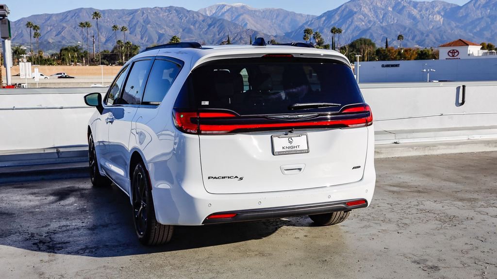 New 2026 Chrysler Pacifica Select w/ S Appearance Package image 6