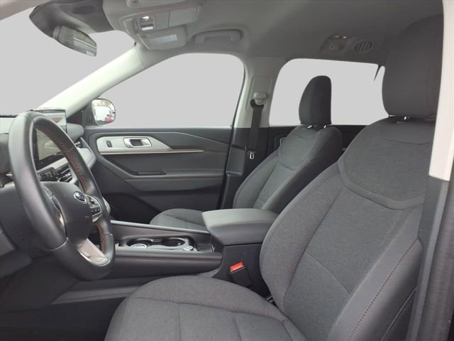 Used 2025 Ford Explorer Active AWD/4WD image 12