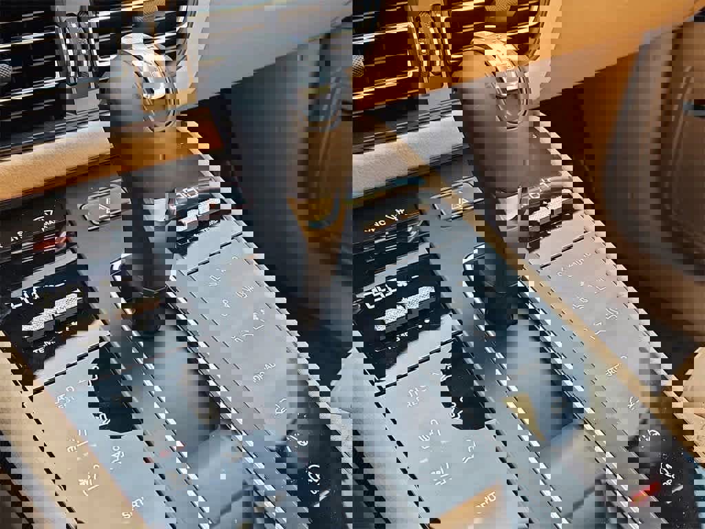 Certified 2025 Porsche Macan image 33