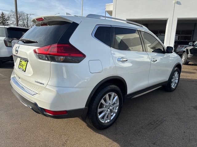 Used 2017 Nissan Rogue SV image 3
