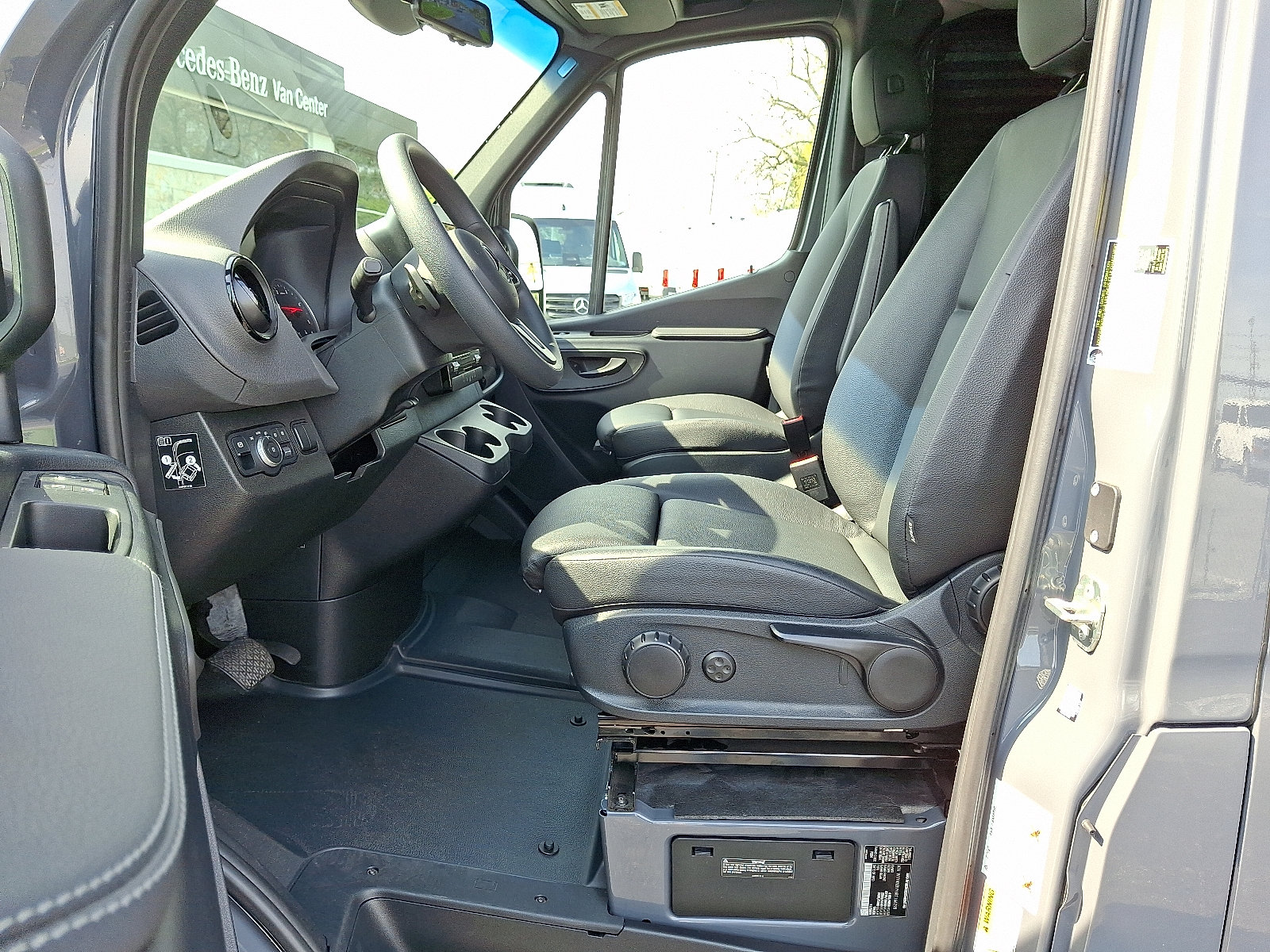 Used 2024 Mercedes-Benz Sprinter 2500 image 25