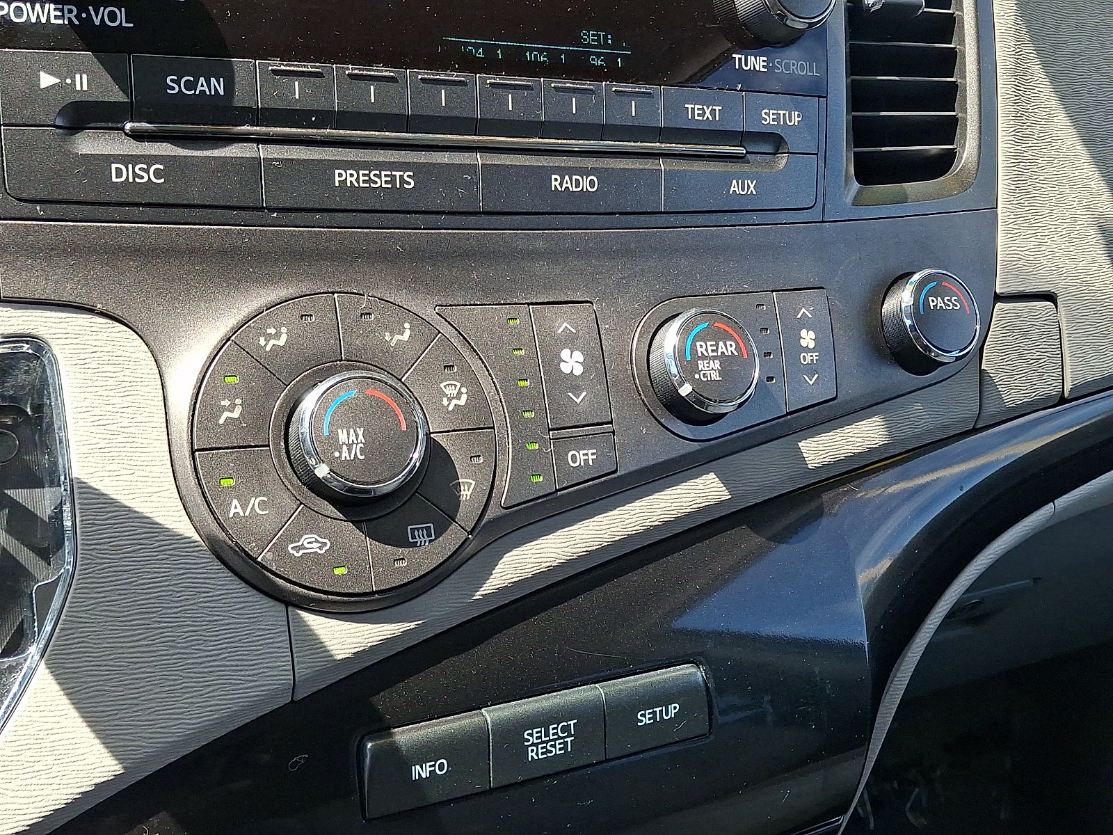 Used 2012 Toyota Sienna LE w/ Towing Pkg FWD image 20