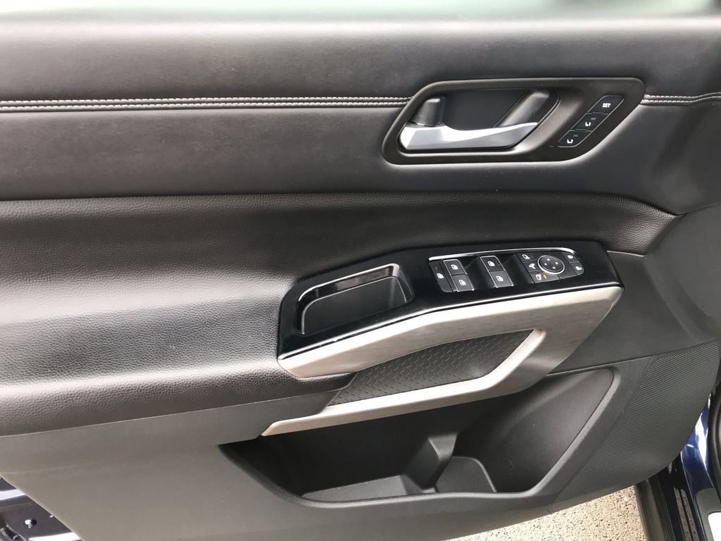 Used 2024 Nissan Pathfinder Platinum FWD image 13