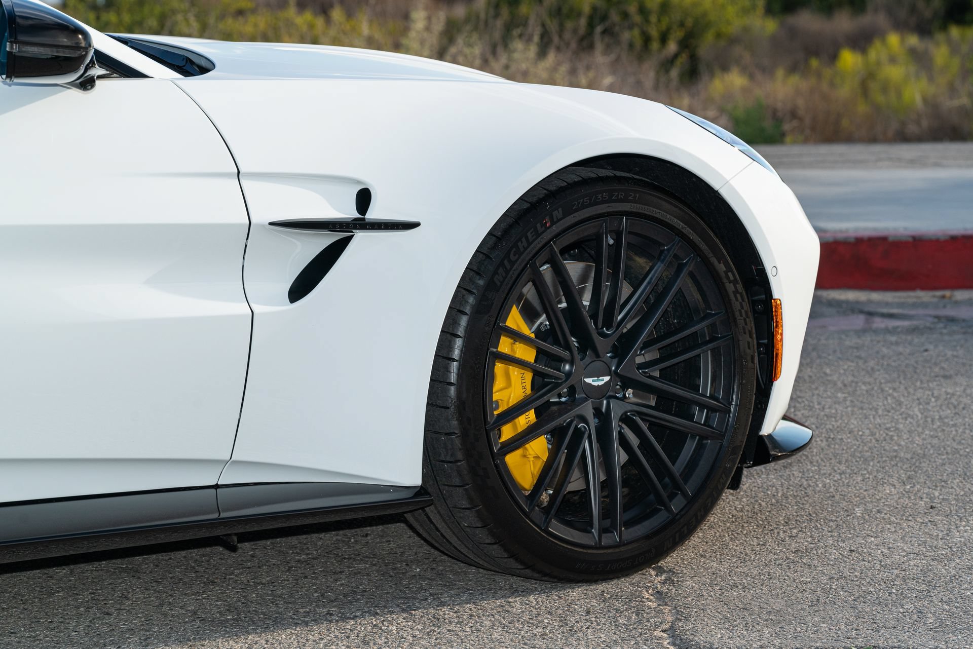 Used 2025 Aston Martin V8 Vantage Coupe RWD image 8