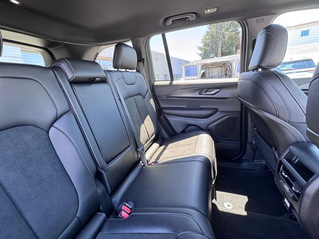 New 2025 Jeep Grand Cherokee Altitude AWD/4WD image 22