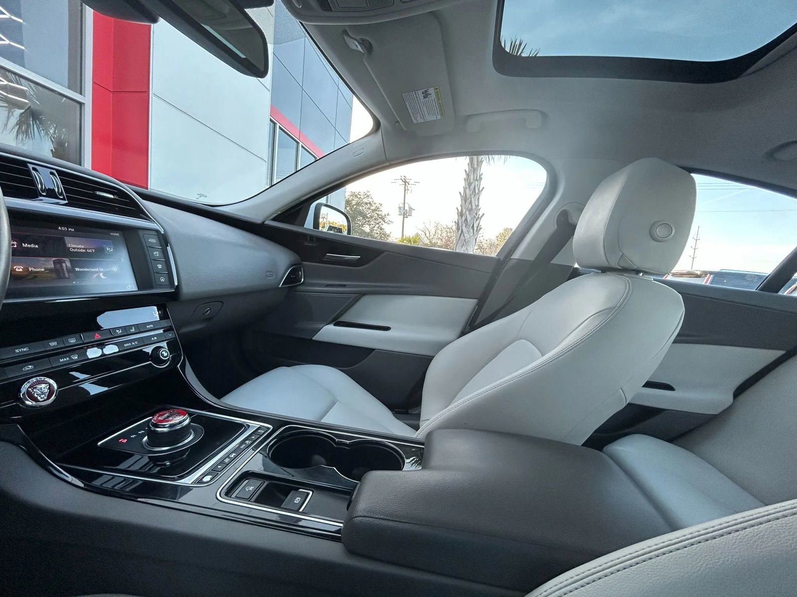 Used 2017 Jaguar XE Premium image 15