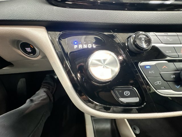 Used 2024 Chrysler Pacifica Touring-L FWD image 28
