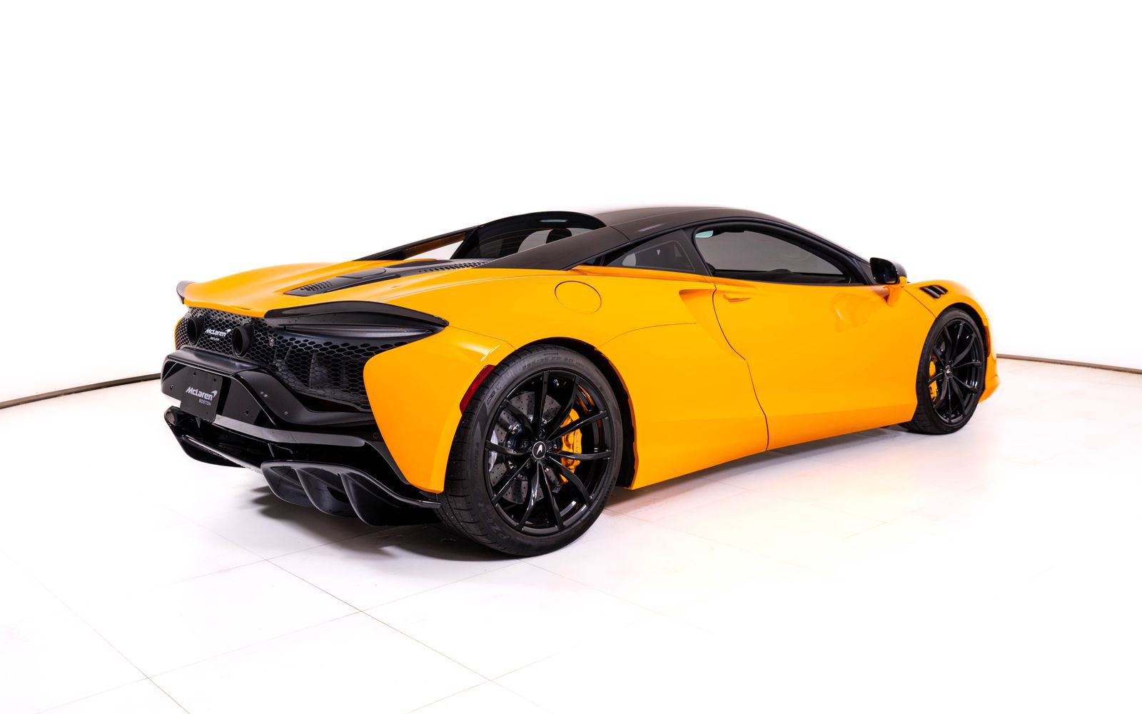 Used 2024 McLaren Artura RWD image 5