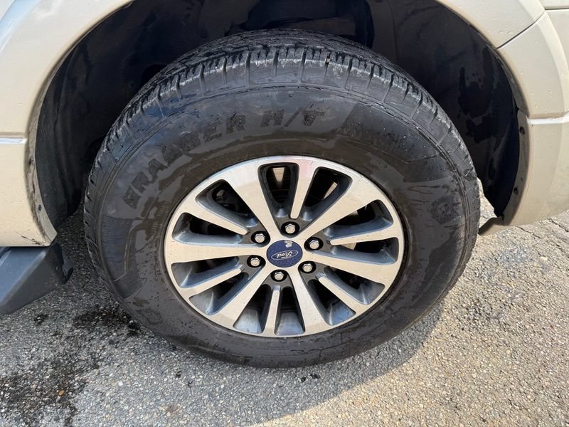 Used 2017 Ford Expedition EL XLT w/ Equipment Group 201A AWD/4WD image 16