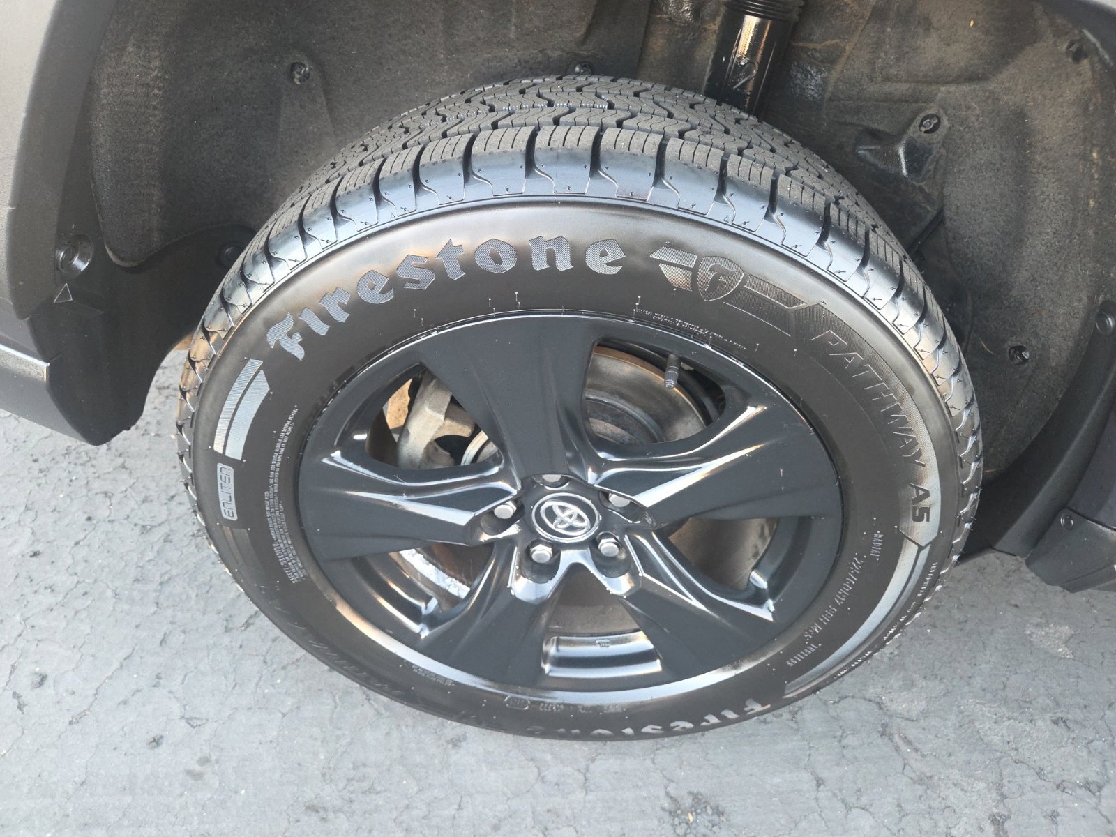 Used 2020 Toyota RAV4 XLE w/ Convenience Package FWD image 4