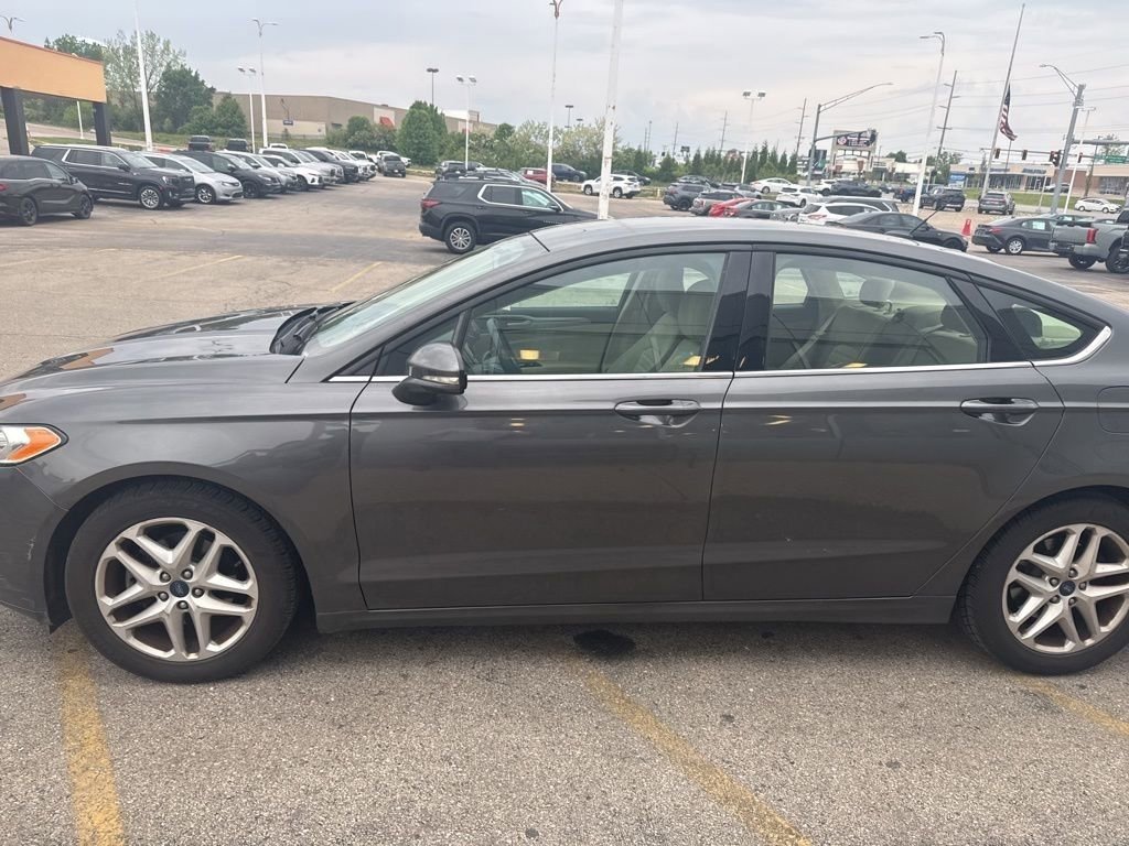 Used 2016 Ford Fusion SE FWD image 5