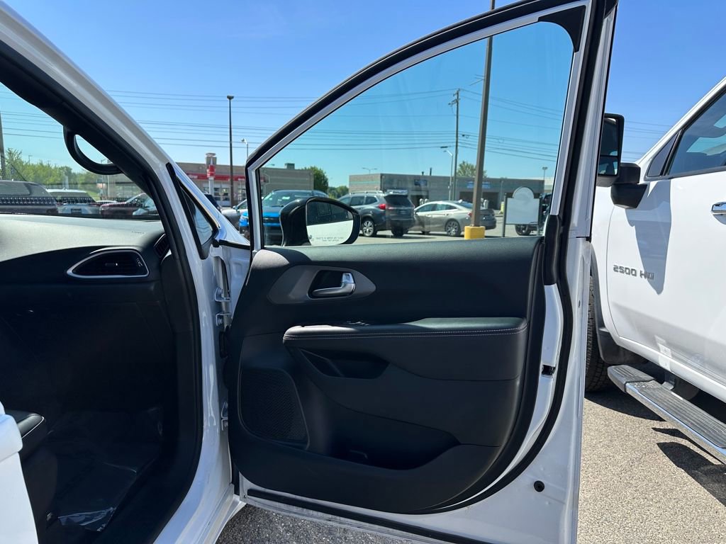 Used 2025 Chrysler Pacifica Select FWD image 24