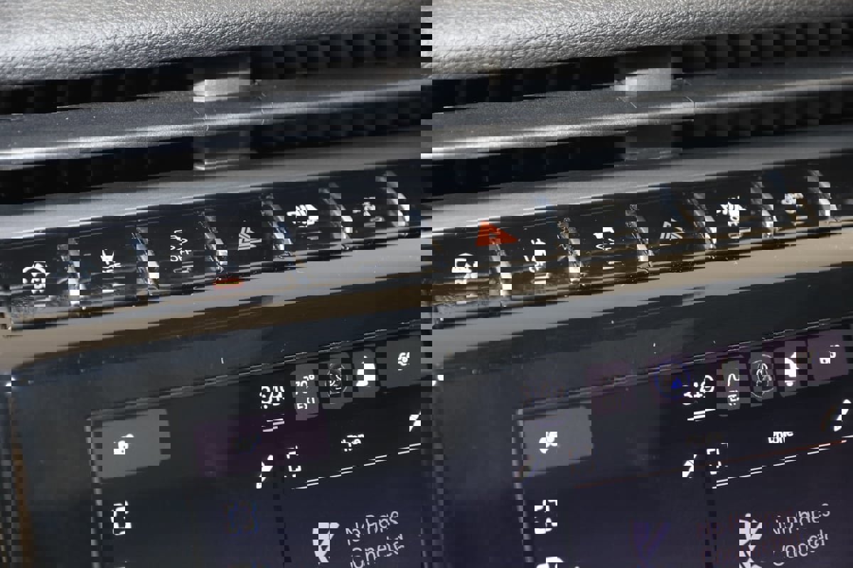 Used 2023 Jeep Grand Cherokee Laredo X image 28