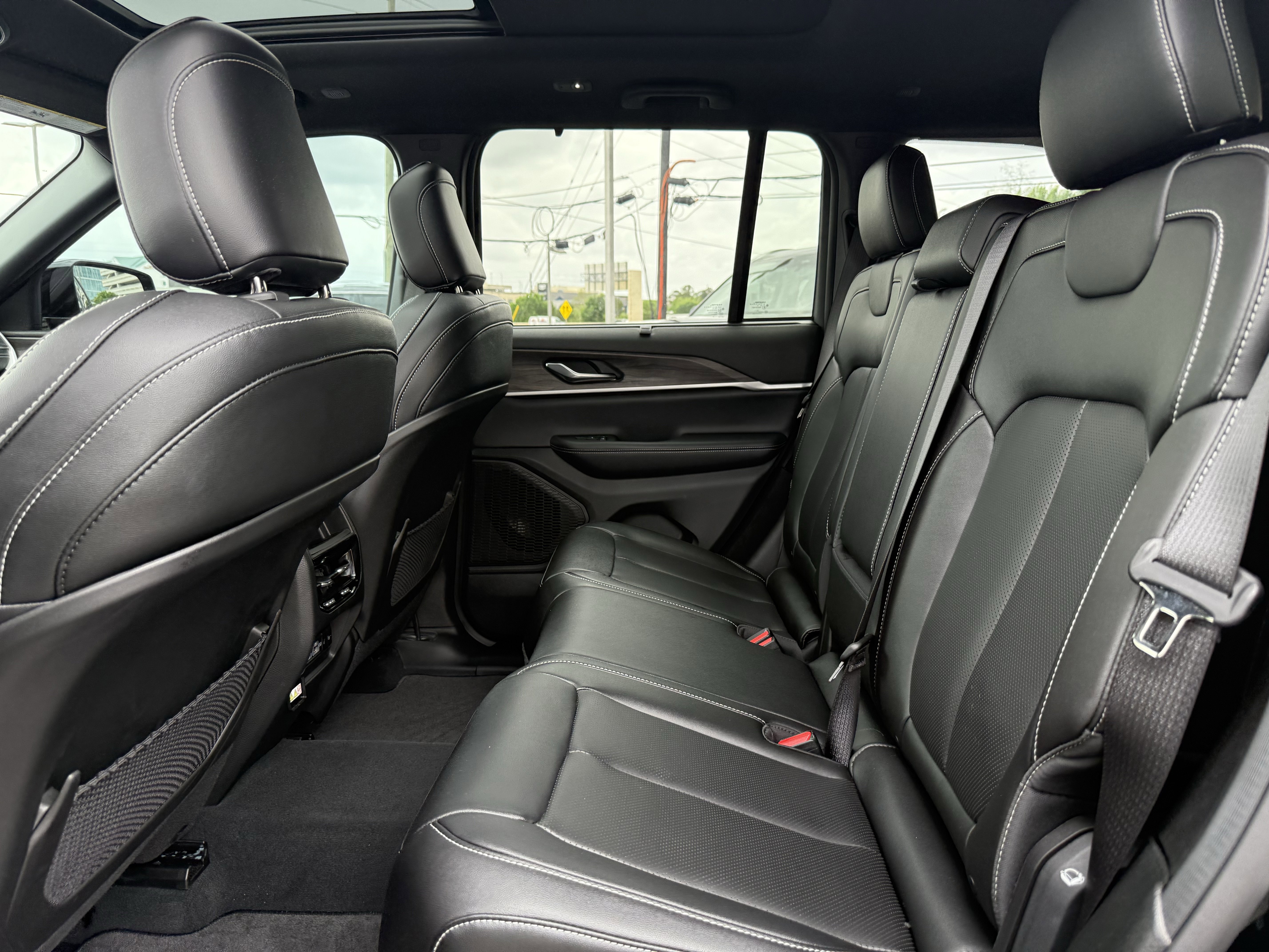 Used 2024 Jeep Grand Cherokee Limited w/ Luxury Tech Group II image 15