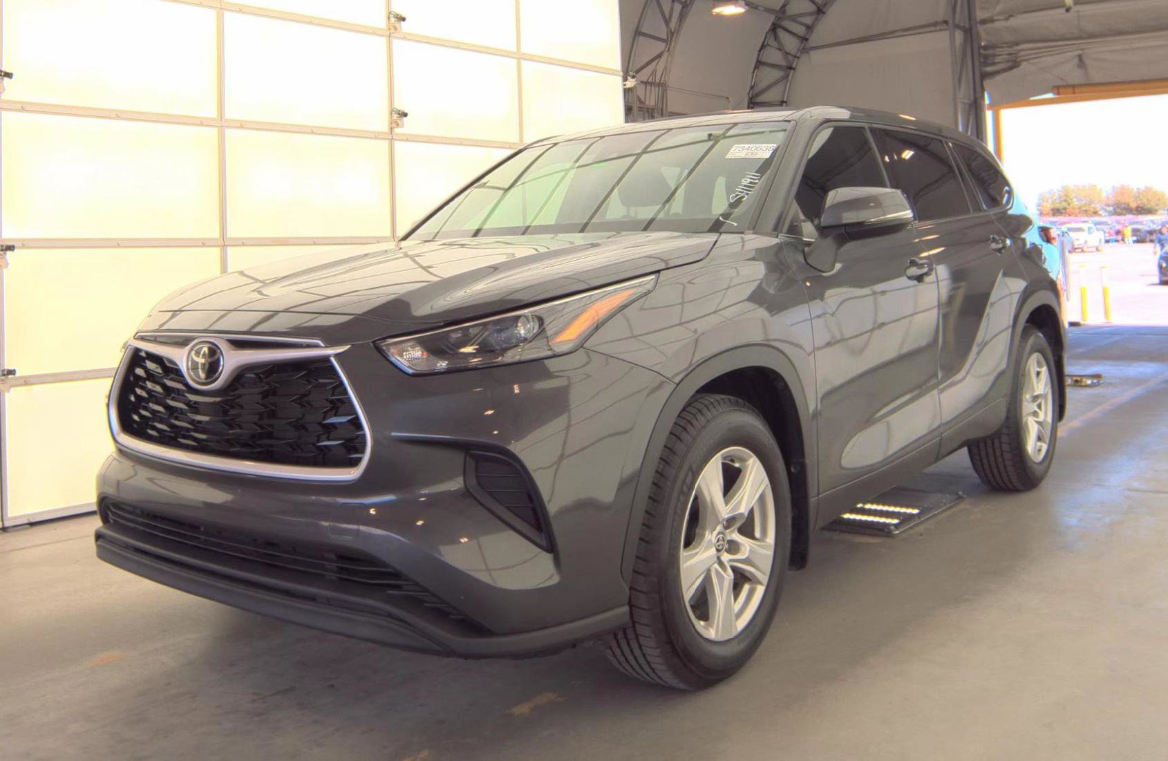 Used 2022 Toyota Highlander L AWD/4WD image 1