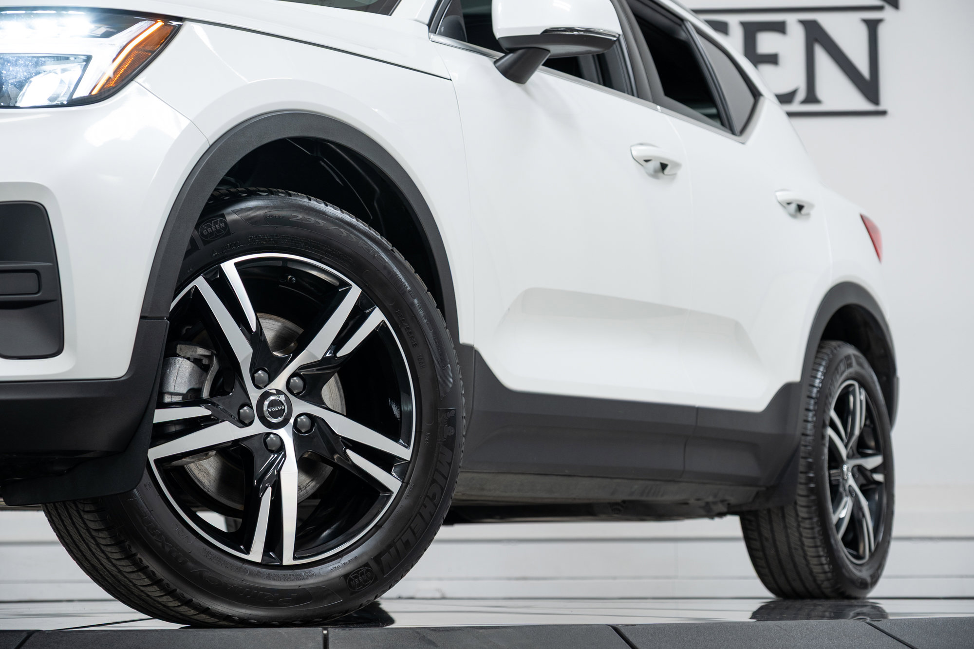 Certified 2025 Volvo XC40 B5 Core image 27