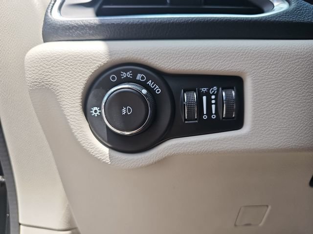 Used 2023 Chrysler Pacifica Limited w/ Uconnect Theater Family Group AWD/4WD image 34