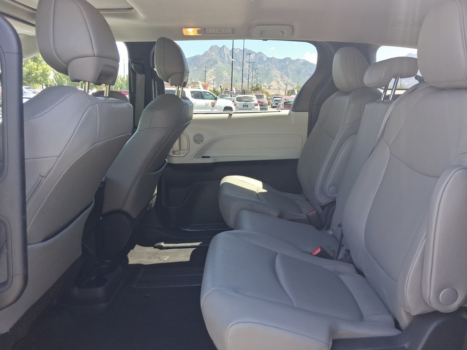 Certified 2025 Toyota Sienna XLE FWD image 26
