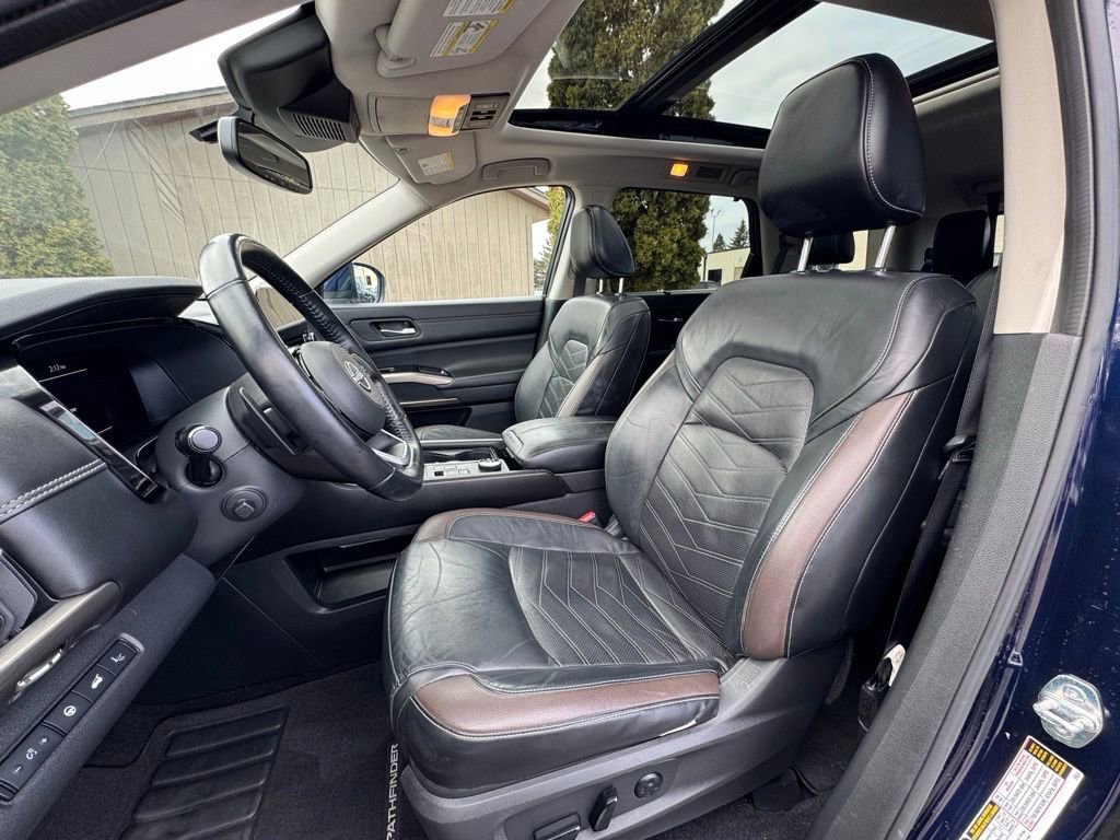 Used 2022 Nissan Pathfinder Platinum image 16