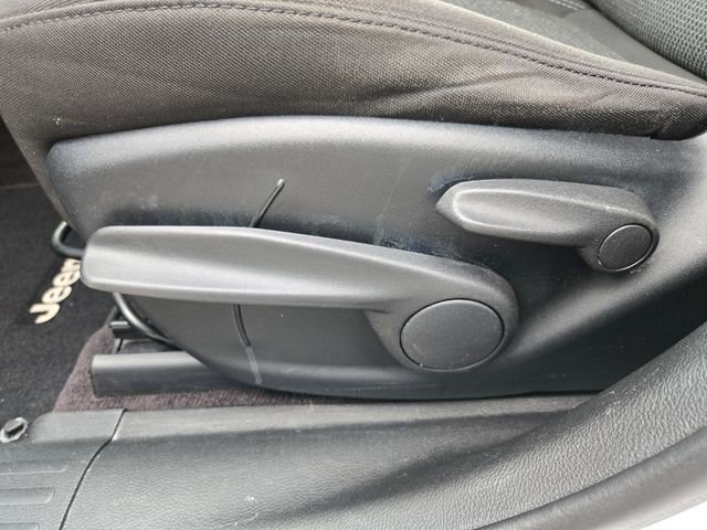 Used 2019 Jeep Cherokee Latitude w/ Popular Appearance Group image 10