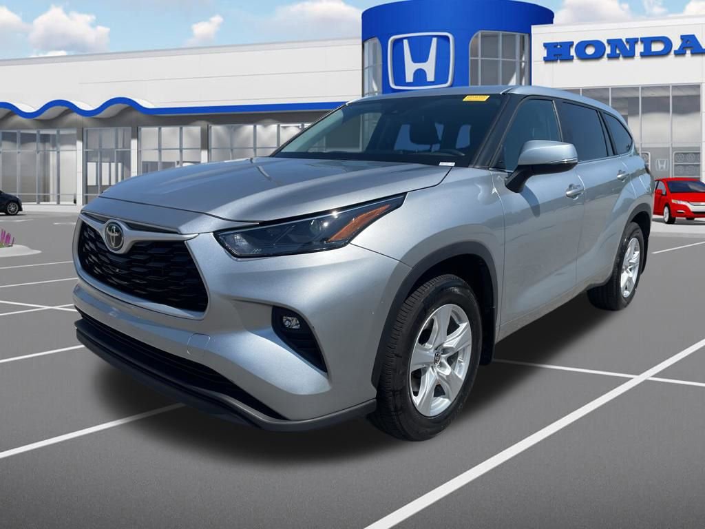 Used 2024 Toyota Highlander LE image 6